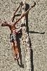 ... tandis qu'un crucifix, saisissant dans son calvaire ...