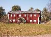 Une maison typique en bois ... rouge. A l'origine, les habitants, modestes, avaient des maisons peintes en rouge