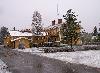 Notre auberge, peinte en jaune, couleur r�serv�e aux riches ... autrefois !