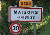 Situ� en Languedoc, le village est fier d'afficher ses noms fran�ais et en langue d'oc : prononcez Maisonsss !