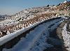 Chemin enneig� au milieu des vignes