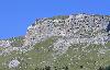 Les hautes parois calcaires du Flimserstein, qui sont rest�es nues en grande partie, rappellent l'�norme �boulement qui a transform� le paysage il y a des mill�naires. 