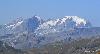 En face, les montagnes sont toujours enneig�es.