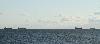 Dernier regard sur l'Atlantique : au loin passent de nombreux bateaux.