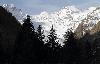 Le fond de la vall�e est impressionnant avec ses montagnes encore tr�s enneig�es.